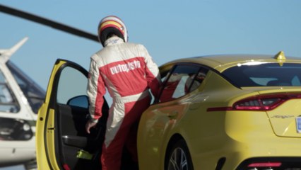 Kia Stinger GT frente a un helicóptero, un duelo espectacular