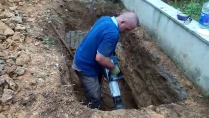 Rizeli Mezarcı 150 Metreden Elektrik Çekti, Hilti ile Mezar Kazdı