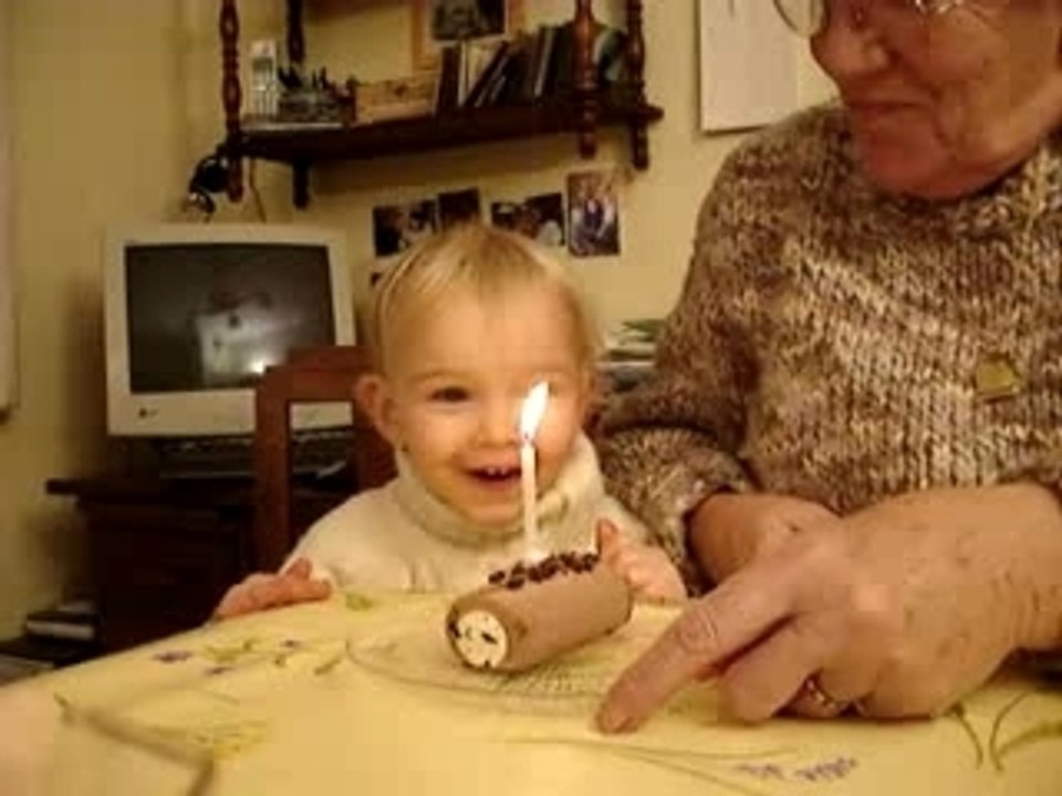 Julie aide sa mamie à souffler la bougie