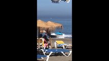 Un trafiquant débarque en bateau sur une plage en espagne