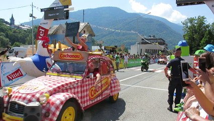Albertville : passage de la caravane à 12 h 30, devant l'Hôtel de Ville