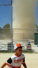 Cette tornade met fin à un match de Baseball ! Impressionnant..