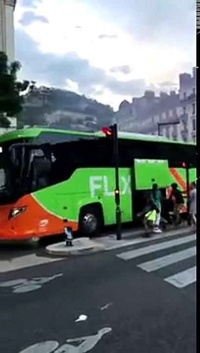 Ünneplő újfranciák menet közben fosztanak ki egy turistabuszt