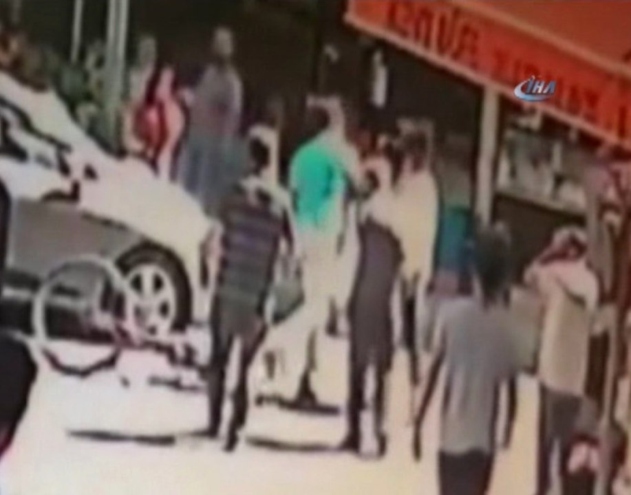 Yalova'da, Kaza Yapan Bisikletli Karşıya Geçen Genç Kıza Yumruk Attı! O Anlar Kamerada