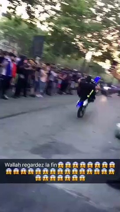 Un jeune perd le contrôle de son scooter et fonce dans la foule pendant la célébration de la victoire des Bleus