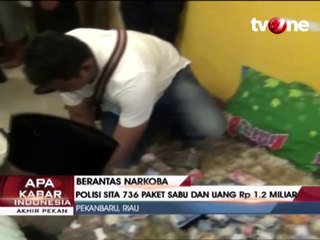 Скачать видео: Gerebek Rumah Bandar Narkoba, Polisi Sita 736 Paket Sabu