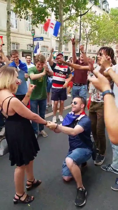 Il demande sa nana en mariage sur les Champs Elysées en fête et se prend un râteau