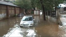 Anadoluhisarı'nda Yağış Sonrası Sel...araçlar Su Birikintisinde Mahsur Kaldı
