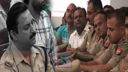यूपी: भरी मीटिंग में सो रहे थे पुलिस अधिकारी, कुछ कर रहे थे मोबाइल पर चैटिंग, वीडियो वायरल