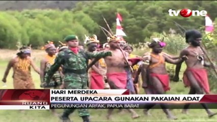 Gelar Upacara 17an, Warga Pegunungan Arfak Kenakan Baju Adat