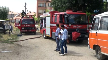 Karaman’da minibüslerin konduğu boş arsada yangın çıktı
