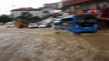 Çengelköy'de yağış nedeniyle yol çöktü, kaldırım taşları söküldü