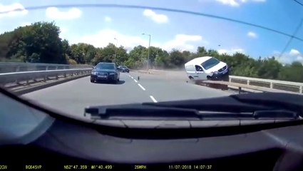 Ce conducteur termine en glissade sur la rampe de sécurité