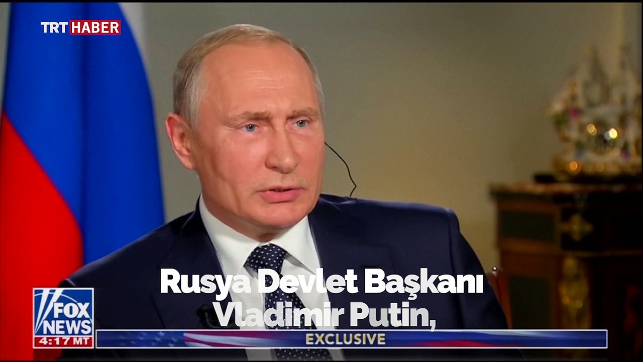 Putin, Fox News sunucusunun uzattığı kağıdı almadı: Onu masaya koy