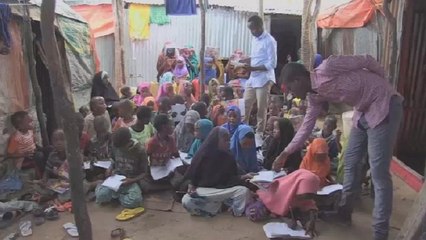 Somalie: des étudiants donnent des cours aux enfants des camps