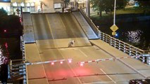 Elle chute en vélo entre 2 parties d'un pont qui se lève !