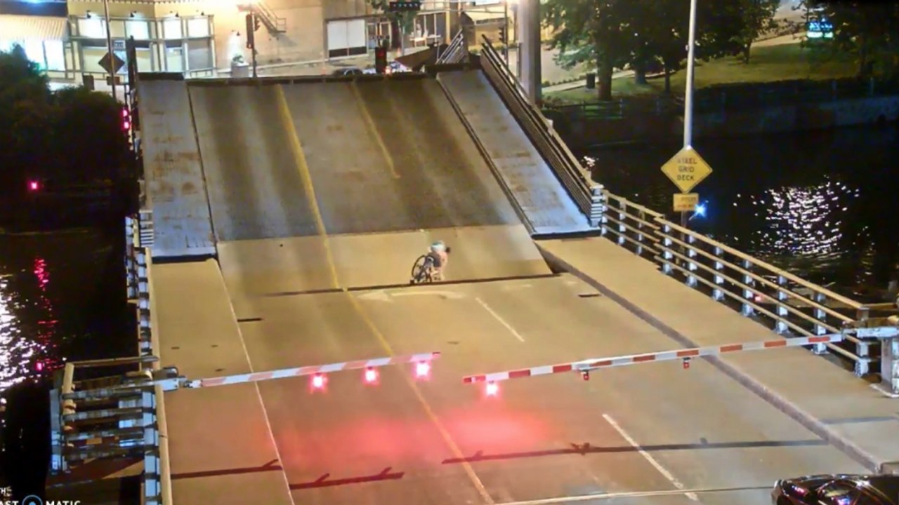 Elle chute en vélo entre 2 parties d'un pont qui se lève !