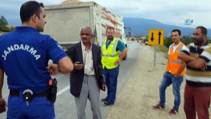 Otomobil kamyona arkadan çarptı: 1’i ağır 2 yaralı