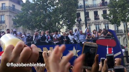 Les Bleus ont été visés par un projectile sur les Champs-Élysées [VIDÉO]