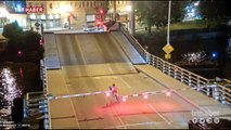 Bisikletli kadın köprünün boşluğuna sıkıştı