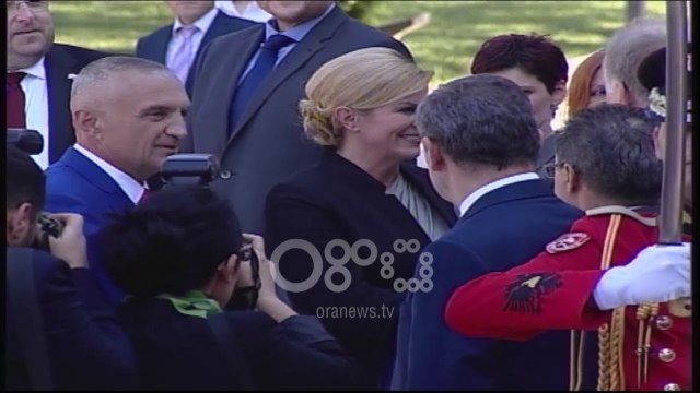 Ora News - Presidentja kroate pritet me ceremoni nga Ilir Meta