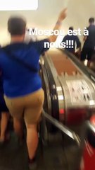 Les supporters français dans les couloirs du métro de Moscou avant la finale