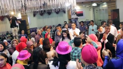 فتاة صغيرة تشعل الفرح برقصتها و حركاتها