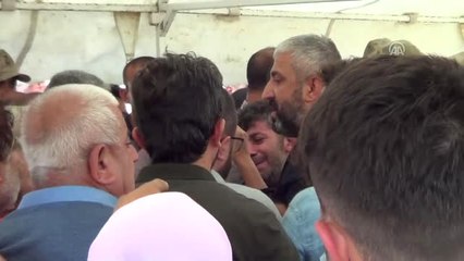 Annesinin Cenazesine Yakınının Kucağında Katıldı