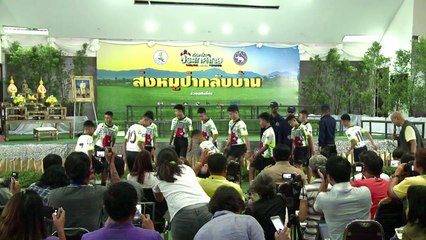 الفتيان التايلانديون يروون "معجزة" إنقاذهم في مؤتمر صحافي