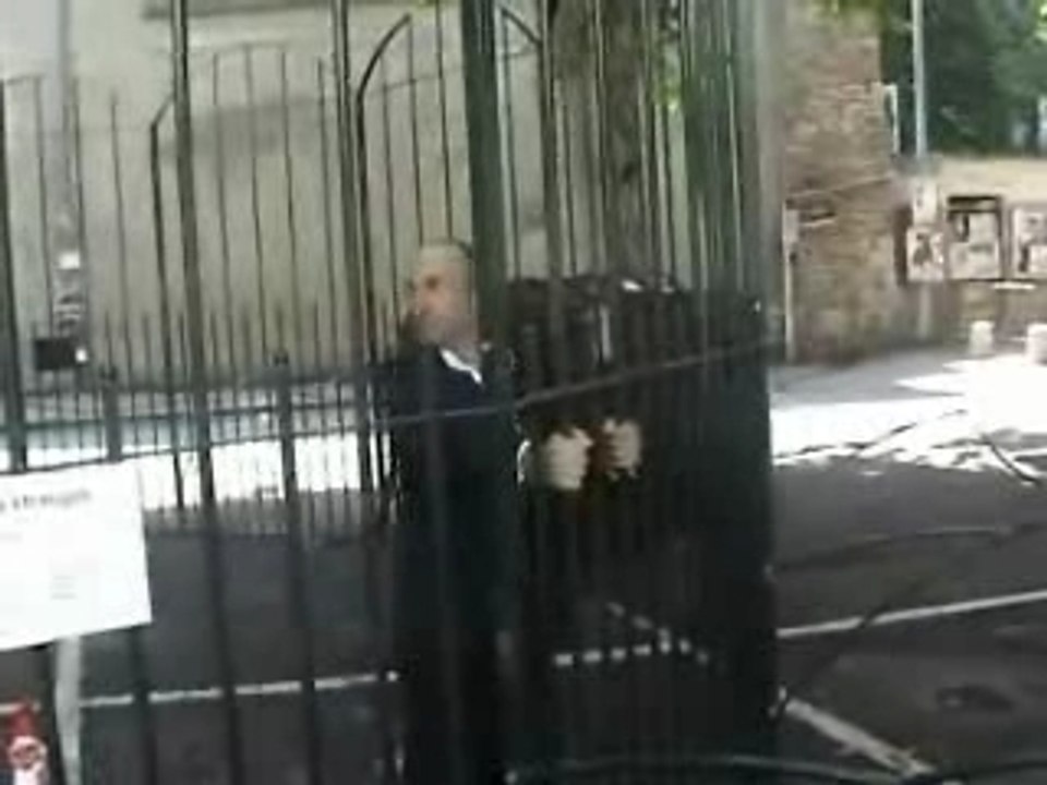 Homme en cage