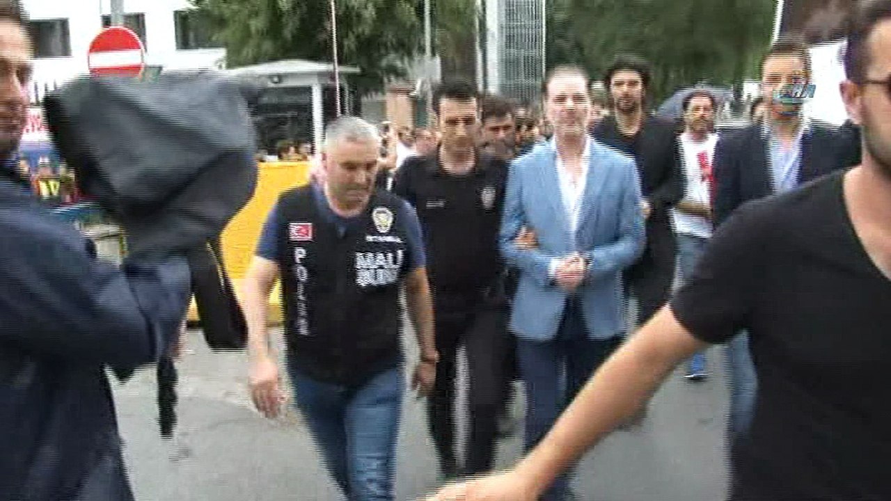 Aralarında Adnan Oktar ve Oktar Babuna'nın da olduğu 32 kişi, savcılık sorgularının ardından tutuklanması istemiyle mahkemeye sevk edildi