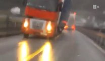 Cet automobiliste frole le pire au passage d'un camion... Fou