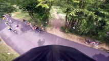 Un biker saute au dessus des cyclistes du tour de france en pleine étape