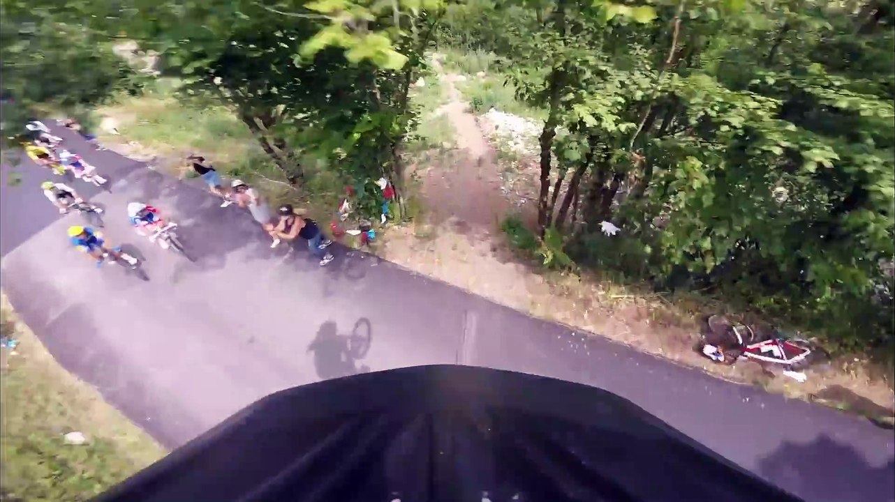 Un biker saute au dessus des cyclistes du tour de france en pleine étape