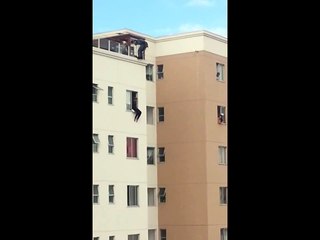 Un policier sauve un homme qui tente de sauter par la fenètre