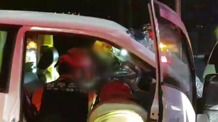 광주서 화물차가 SUV 들이받아...3명 부상 / YTN