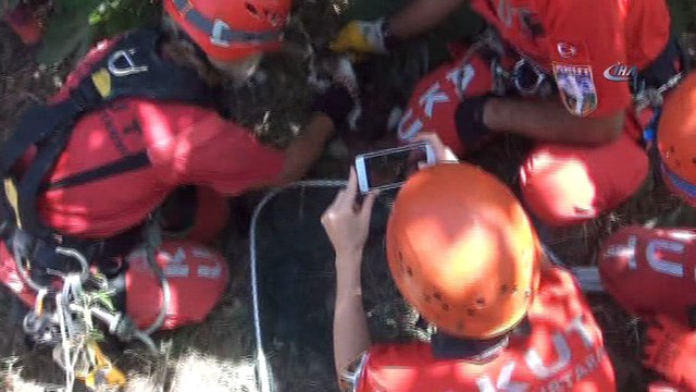 12 metre derinliğindeki kuyuya düşen yavru kediyi AKUT ekipleri kurtardı