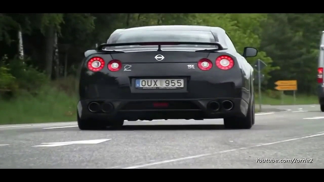 R35を撮影していると更に良い音をしたR33が現れる