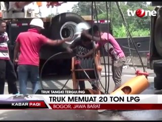 Truk Tangki Gas Elpiji Terguling di Tol, Macet Hingga 10 Km