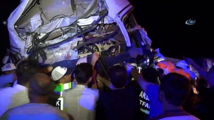 Aksaray’da 3 tırın karıştığı kazada sürücü kabinde sıkıştı