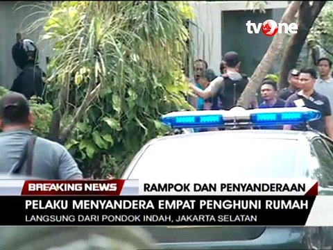 Aksi Penyergapan Polisi Masuk ke Rumah Lokasi Penyanderaan