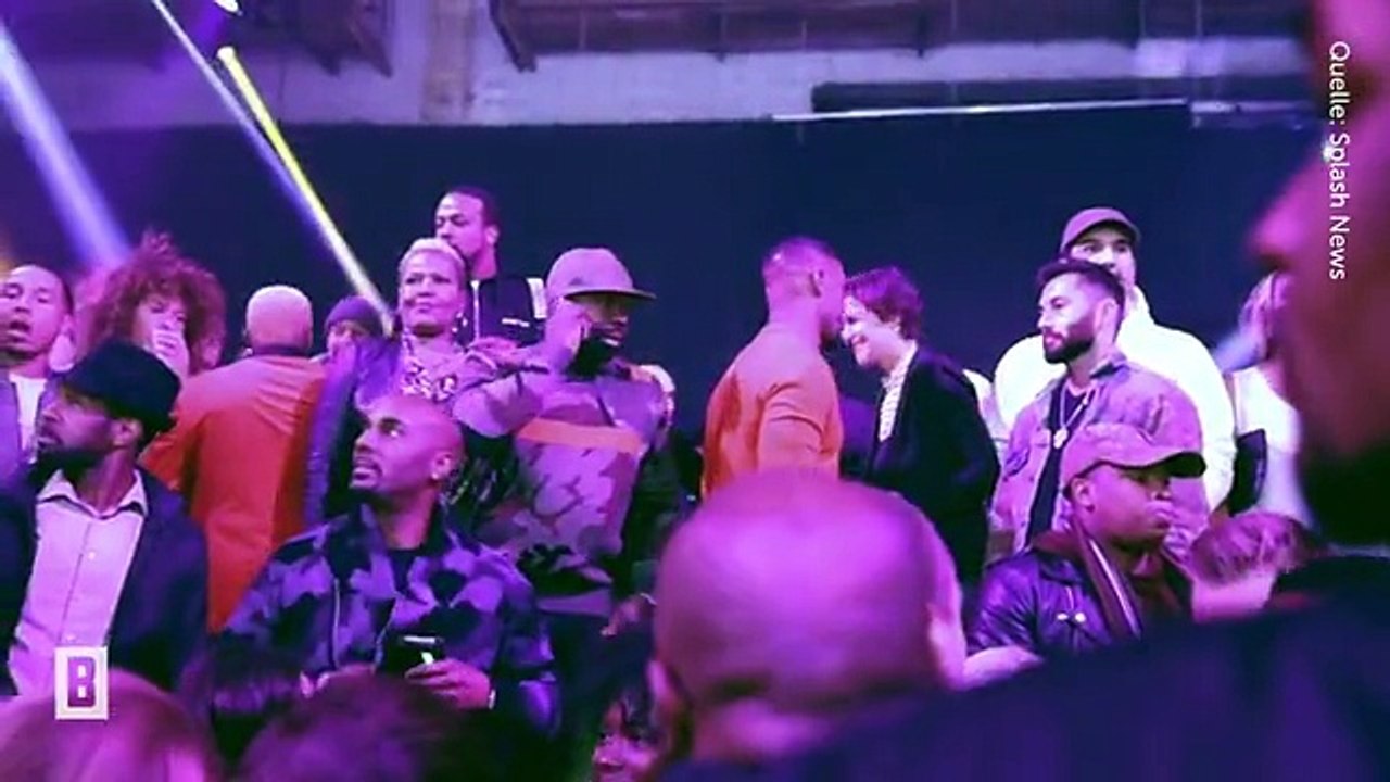 Zärtliche Berührungen und glückliches Strahlen: Endlich darf jeder ihre Liebe sehen