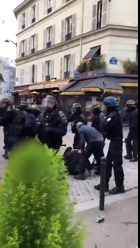Un proche conseiller d'Emmanuel Macron reconnu dans une vidéo frappant un manifestant le 1er mai dernier