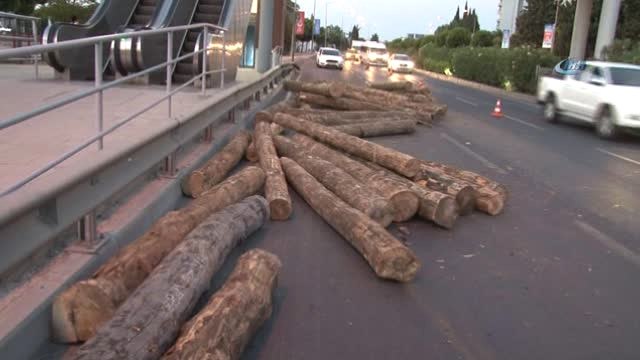 İzmir'de Tır Dorsesinde Bulunan Tomruklar Üst Geçide Çarptı, Yola Savruldu