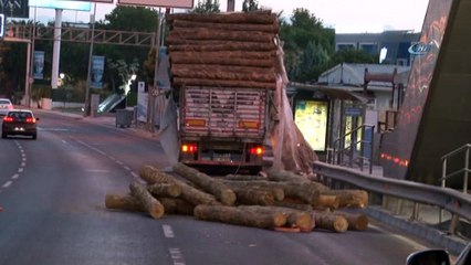 İzmir'de tır dorsesinde bulunan tomruklar üst geçide çarptı, yola savruldu