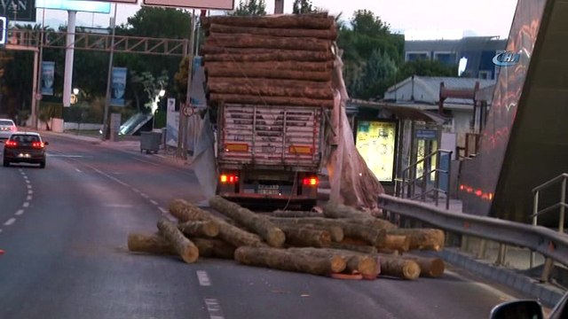 İzmir'de tır dorsesinde bulunan tomruklar üst geçide çarptı, yola savruldu