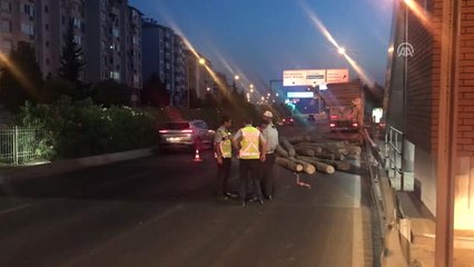 İzmir'de Tır Üst Geçide Çarptı