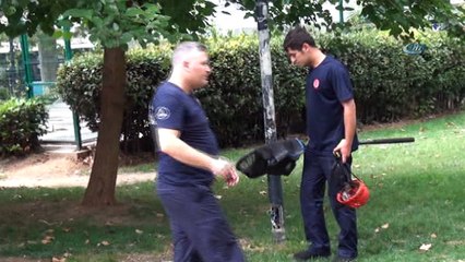 Taksim Metrosu asansöründe mahsur kalan kedi uzun uğraşlarla kurtarıldı