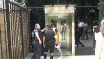 İstanbul-Özel)taksim Metrosu Asansöründe Mahsur Kalan Kedi Uzun Uğraşlarla Kurtarıldı