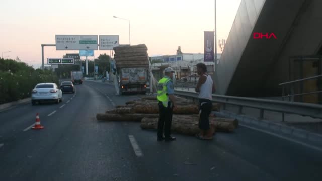 İzmir Tır Üst Geçide Çarptı, Tomruklar Yola Savruldu